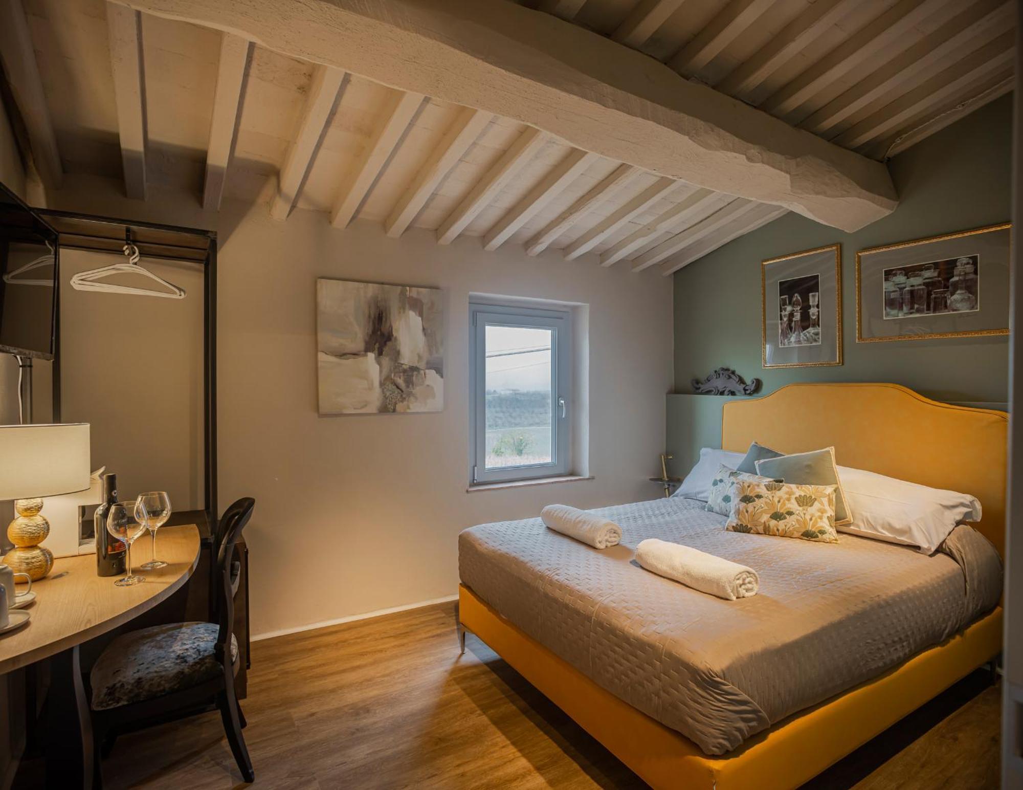 Relais Borgo Elissa Bed & Breakfast Черталдо Екстериор снимка