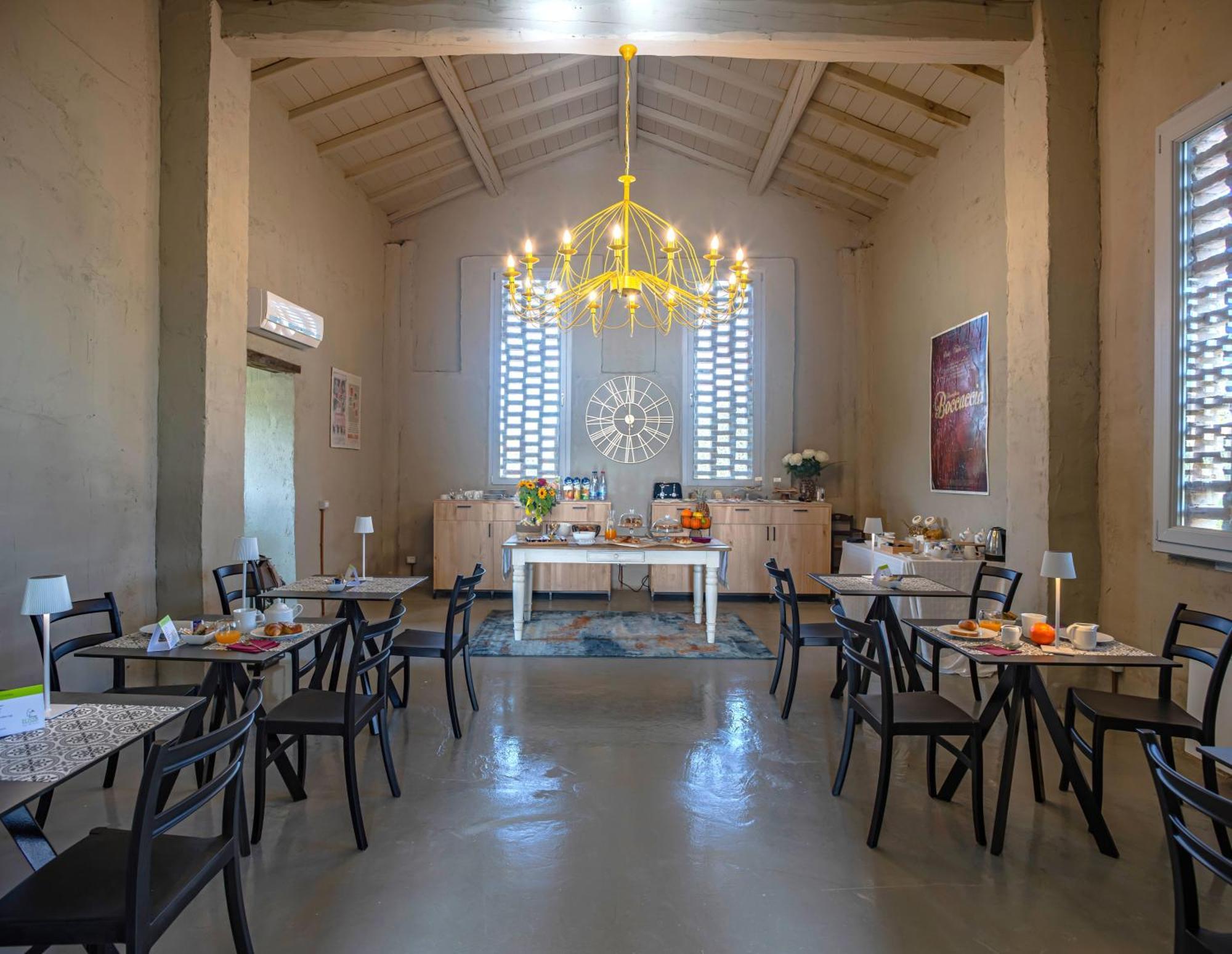 Relais Borgo Elissa Bed & Breakfast Черталдо Екстериор снимка