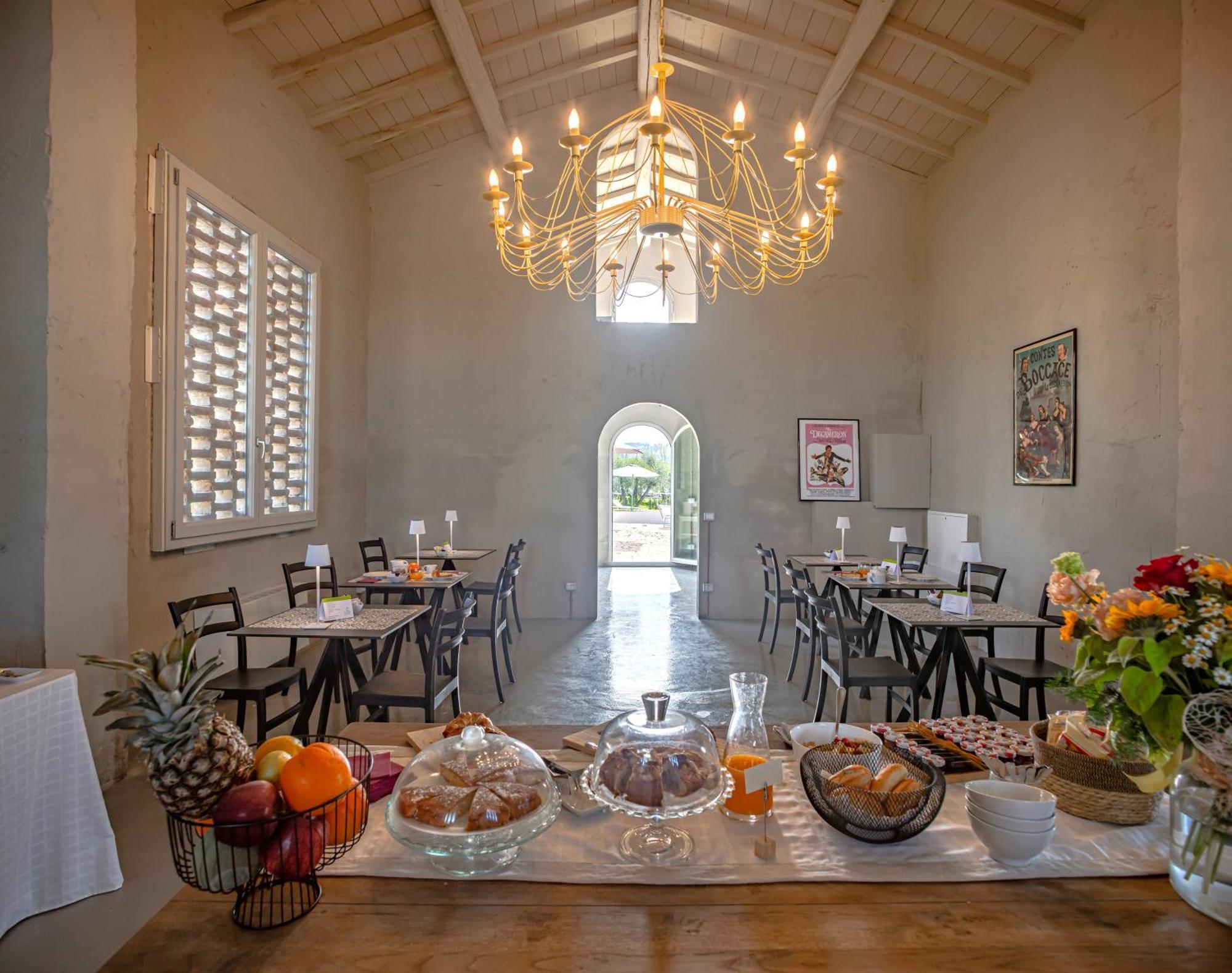 Relais Borgo Elissa Bed & Breakfast Черталдо Екстериор снимка