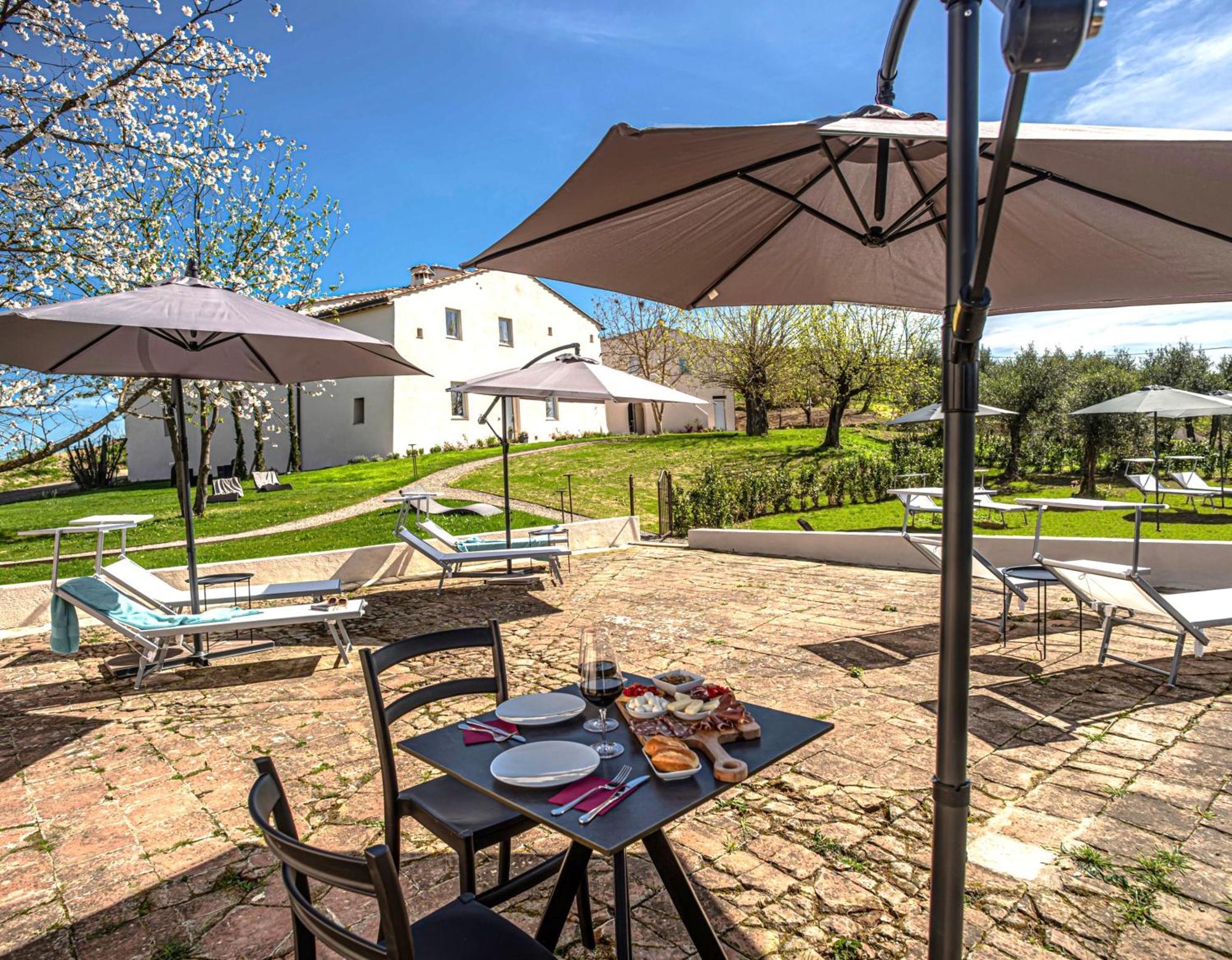 Relais Borgo Elissa Bed & Breakfast Черталдо Екстериор снимка