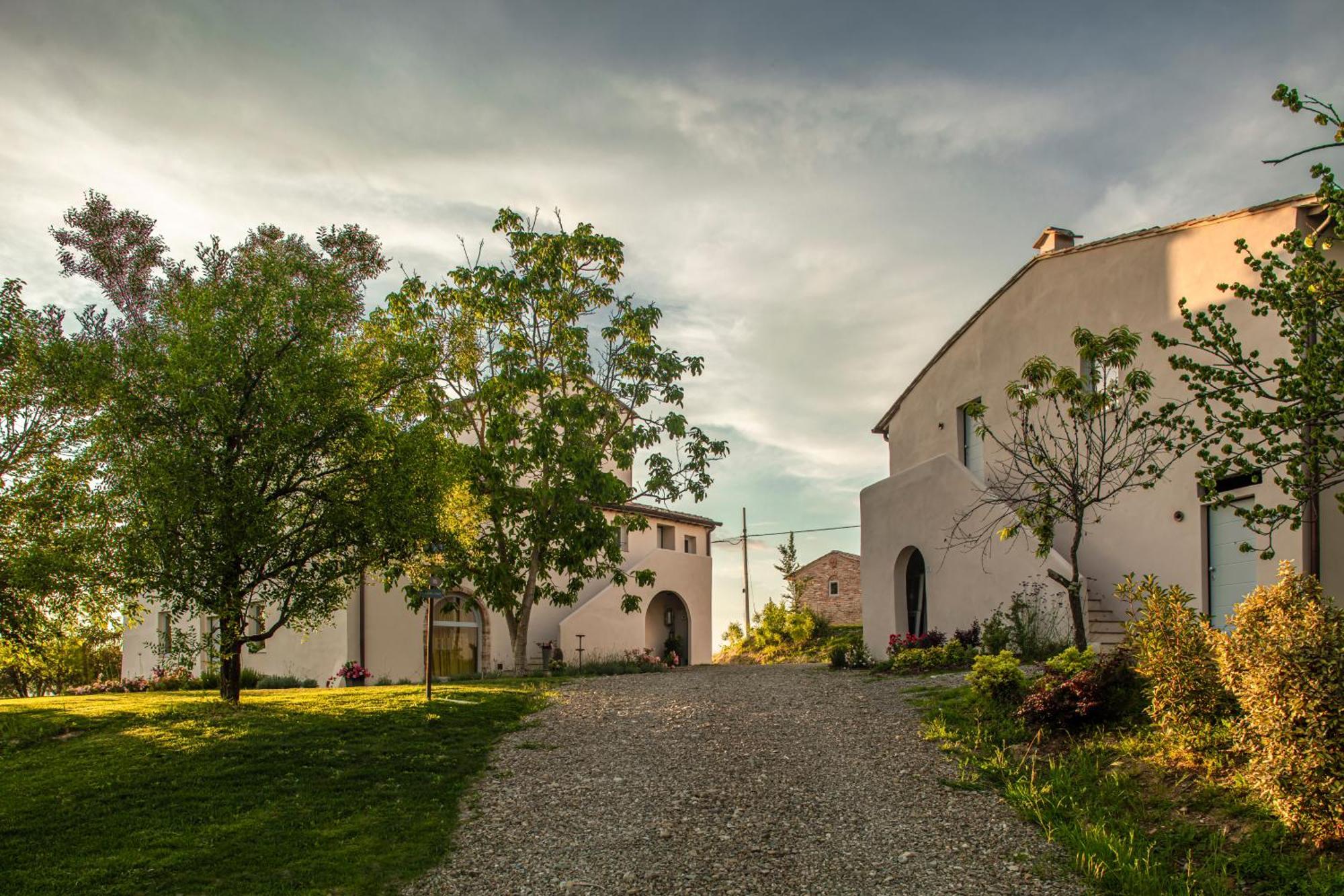 Relais Borgo Elissa Bed & Breakfast Черталдо Екстериор снимка